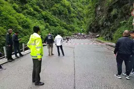 惊险！重庆城口危岩垮塌 车内二人死里逃生图片