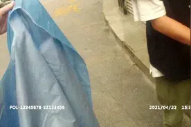 佛山一外卖小哥看到流浪汉莫名眼熟，对方竟能说出父母的名字，失踪十年的亲哥找到了图片