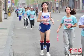 “美力”绽放跑道 石家庄女子半程马拉松开跑图片