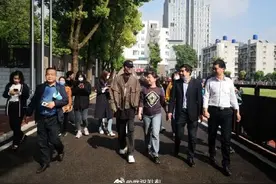 朱一龙低调回母校看老师 谁都没说还被保安“拦下了”图片