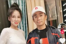 神秘女子与王宝强合影，配发文字：希望我们越来越好图片