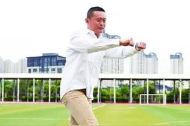 时尚老师带学生跳课间舞图片