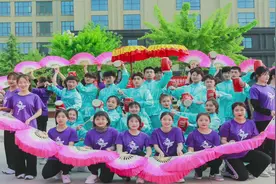 94秒丨德州大学生室外Party“嗨跳”省级非遗“蹦鼓舞”图片