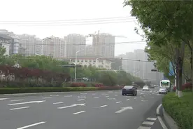 192秒｜老奶奶忘了路　青岛公交驾驶员小哥2小时35站帮老人耐心＂寻＂回家图片