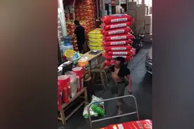 63秒丨50多岁大叔一次扛9袋米重达270斤：想给老人孩子更好的生活图片