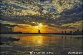 无锡大剧院湖畔，最美的晚霞图片