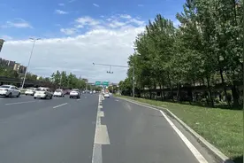 石羊立交交通标识有误？交警：实线未完全抹除干净，该地标线以虚线为准图片