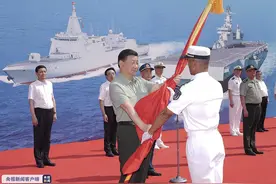 习近平出席海军三型主战舰艇集中交接入列活动图片