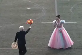 高校运动会上的这一幕，让学生们沸腾了图片