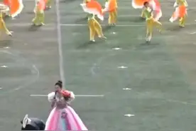 高校运动会上的这一幕，让一万三千名学生沸腾了图片