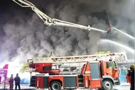 家中独子，尚未婚配，33岁消防员在上海大火中牺牲图片