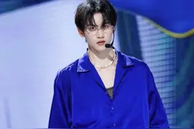 应援太有排面！杨幂热巴张彬彬为周柯宇成团夜打call图片