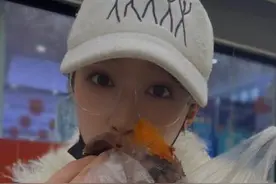 关晓彤晒男友视角吃红薯照 戴大框眼镜模样清秀图片