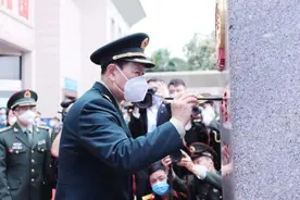 中越举行第六次边境国防友好交流活动 魏凤和与越南国防部长潘文江出席图片