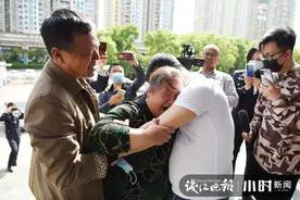 2岁男童和爸爸赶集时意外走失，从青丝到白发苦寻33年，一家人终在浙江温岭团聚了图片