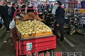 夜查！南宁这些重点路段开展夜市整治行动图片