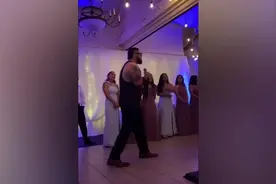 国外一名新郎婚礼现场进行摔跤赛 向摔角手“巨石”强森致敬图片