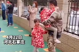 画面温馨！爸爸接3胞胎女儿放学，被同时求抱图片