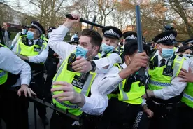英国爆发反封锁暴力冲突：警察头破血流 和抗议者扭打一团(图)图片
