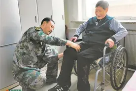 将下肢瘫痪的母亲接到部队照料，他的孝心令人感动图片