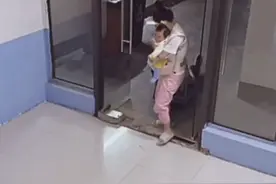 心疼！老公在外应酬喝多 老婆抱孩子拖老公回家图片