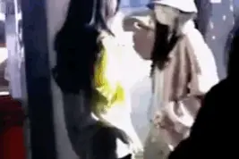 刘诗诗探班杨幂！两人一路搭肩前行热聊不断图片