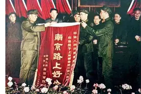 百年瞬间115 |“南京路上好八连”图片