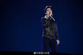 李健携妻子参加清华大学110周年校庆，他还为母校献唱纪念版新歌图片