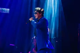 萧煌奇高雄终场猛唱3小时　集体「挂尿袋」上阵...全场傻眼图片