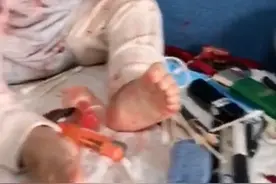 萌娃偷用妈妈化妆品涂大花脸 网友：拥有女儿的“烦恼”图片