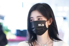 春日少女！鞠婧祎彩色花朵抹胸 肌肤白皙清新可人图片