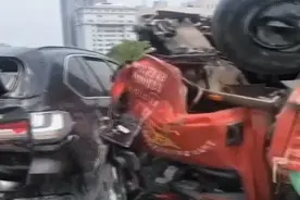 8车相撞，1辆货车翻扣在地！济南二环东高架突发交通事故图片