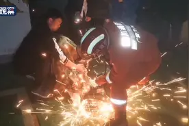 女童被卡下水道缝隙 消防15分钟救出图片