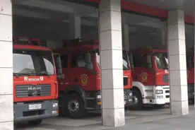 消防车的 “大肚子”几分钟能排空？消防员现场测试视频封面