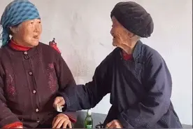 幸福！102岁妈妈给80岁闺女零花钱：相互推让开怀大笑图片
