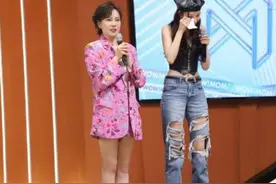 暖！宋妍霏看妈妈在舞台上跳舞感动落泪图片