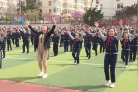 47秒｜不一样的课间操！青岛天山小学学生跳起“锅庄舞”视频封面