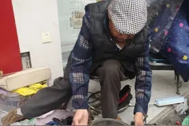 残疾大爷修鞋、补锅，连续捐款18年图片