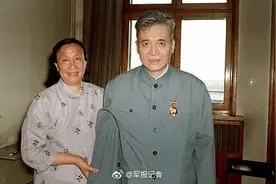 这是今天看哭无数人的热搜，评论区4字刷屏图片