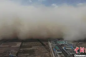 沙尘暴袭甘肃河西走廊：数十米“沙尘墙”吞噬县城图片
