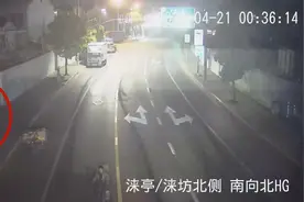 上海一男子先后扔37辆共享单车入河：单纯寻求刺激图片