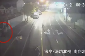 上海一男子先后扔37辆共享单车入河：单纯寻求刺激图片