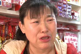 74秒丨顾客扫码后没有付款 女店主急得直抹眼泪图片