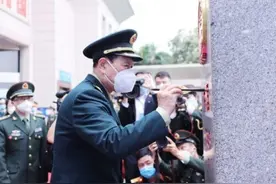 界碑前，中越两国防长合影图片
