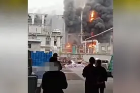 83秒｜一个32岁一个25岁 上海金山大火两名牺牲消防员生前照片公布图片