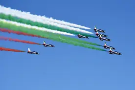 意大利特技飞行表演队庆祝“全国解放日”空中绘出国旗色图片