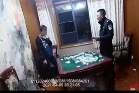 17岁少年刀抵颈动脉逼父亲还手机：我们俩只能活一个图片