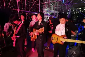 水木年华成三人组合 清华大学110周年校庆晚会上献唱新歌图片