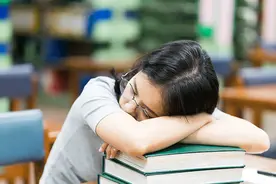 白天不能控制的嗜睡或瘫倒是怎么回事？视频封面