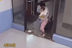 重庆一女子拖着应酬喝多的丈夫回家，胸前还抱着孩子图片